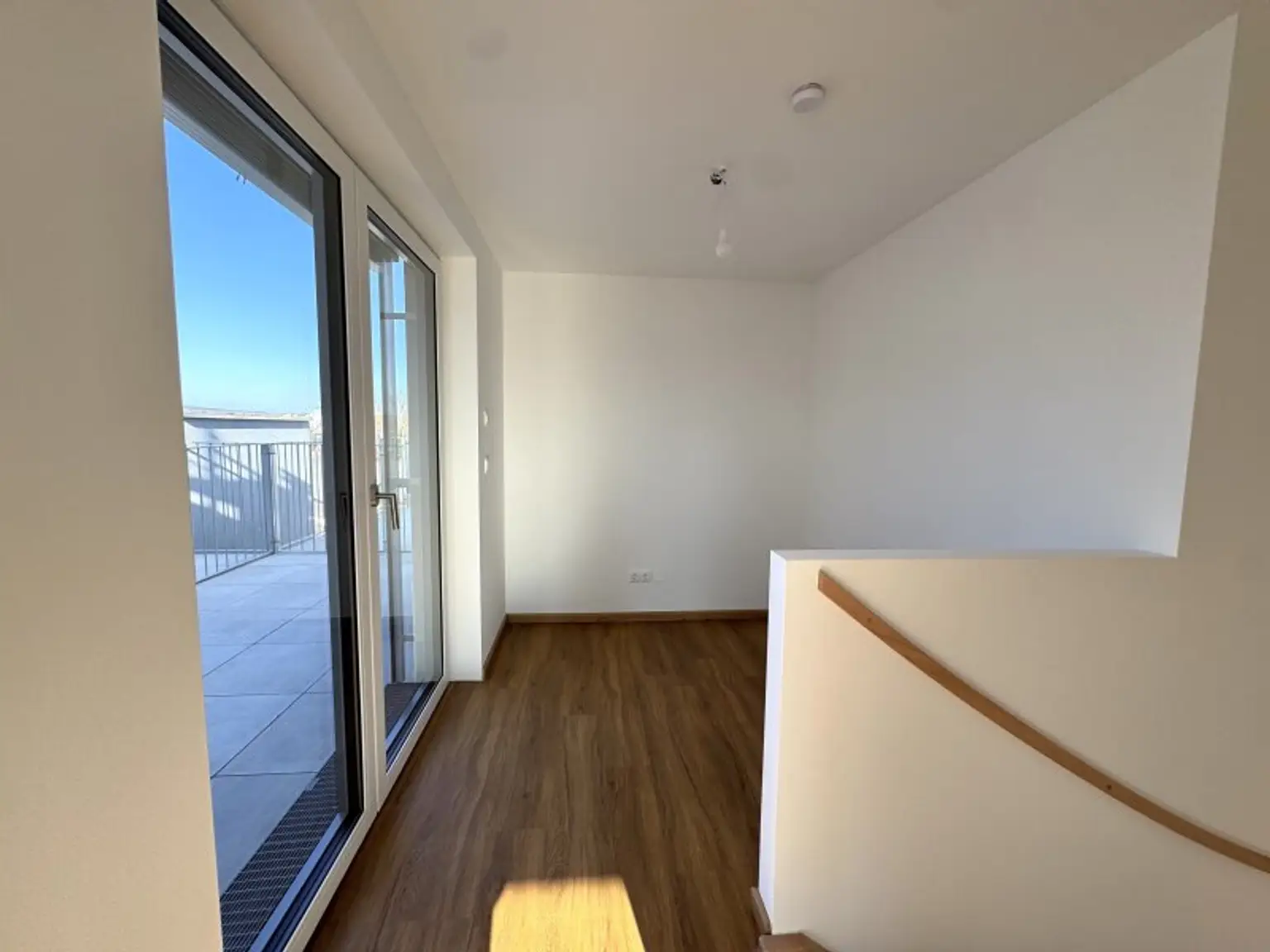 2 Zimmer Dachgeschoss Wohnung mit Home-Office Bereich und Terrasse sowie Klimaanlage - Erstbezug - Unbefristet