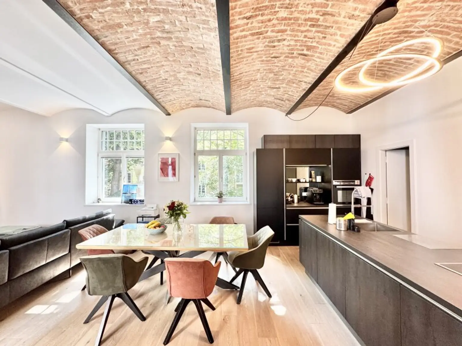 Einzigartiges LOFT in Hofruhelage | Traumhafte Immobilie mit großzügigem Balkon | Vollmöbliert bei Bedarf