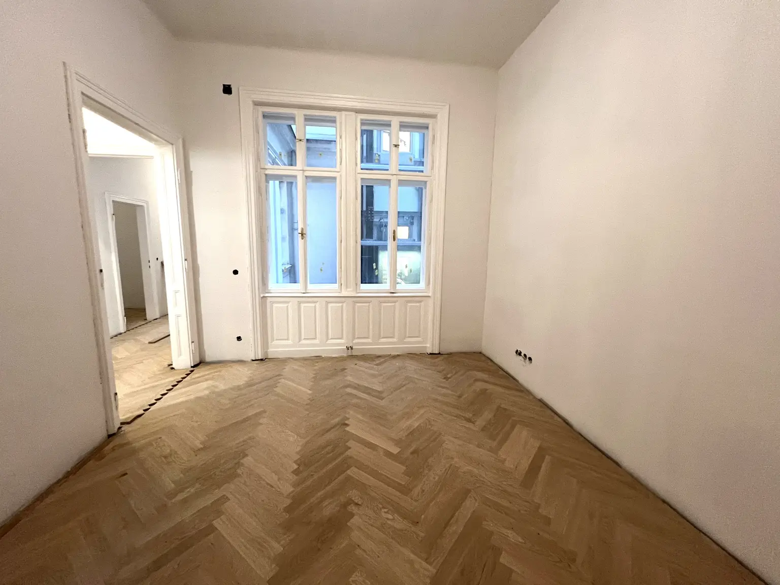 UNBEFRISTET: Generalsanierte 5-Zimmer-Altbauwohnung mit kleinem Balkon in der Innenstadt