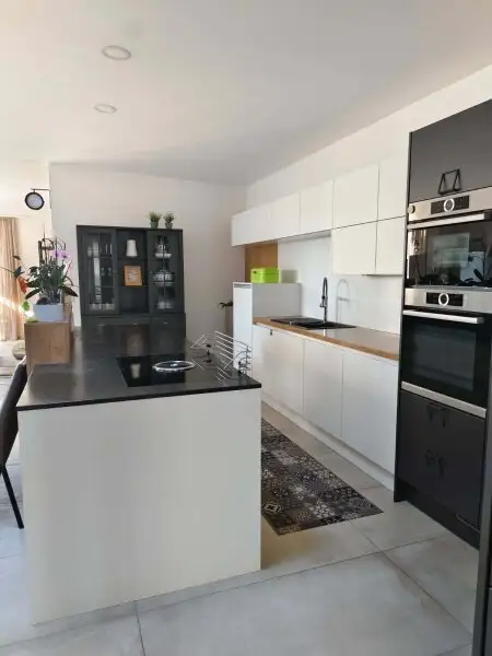 Modernes Wohnhaus  mit angrenzender Café-Bar und 2200m2 Grundstück