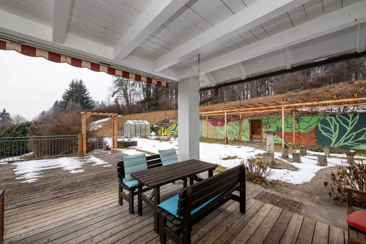 überdachte Terrasse, Abgang zum Poolbereich