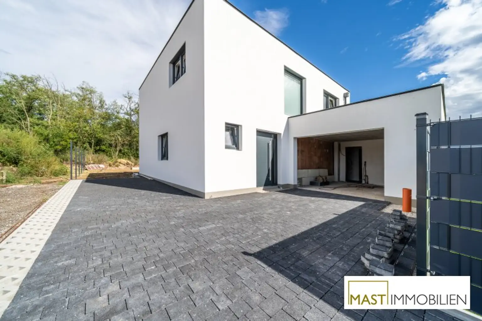 ERSTBEZUG - Modernes Einfamilienhaus mit 148 m² Wohnfläche, Balkon, Terrasse & 2 PKW-Stellplätzen in Strasshof – belagsfertig!