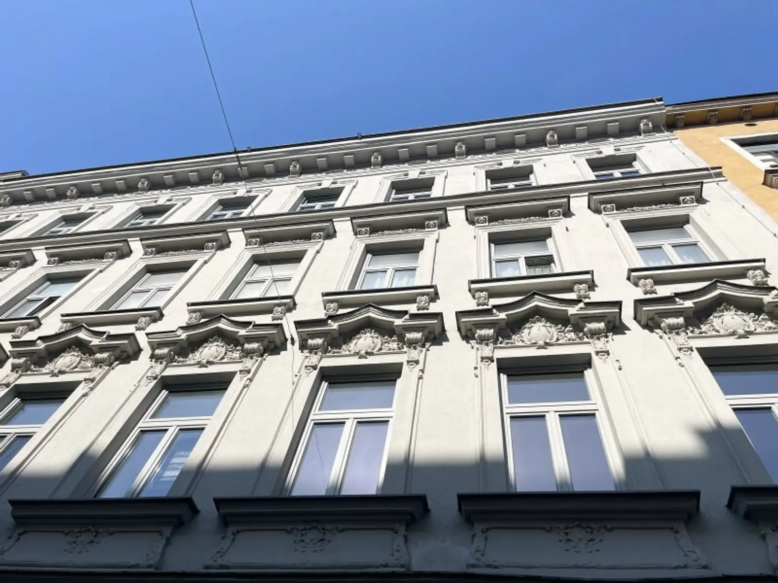 NÄHE ANTONSPARK: DG-Maisonettewohnung mit vollausgestatteter Küche u. tw. luftige Raumhöhe