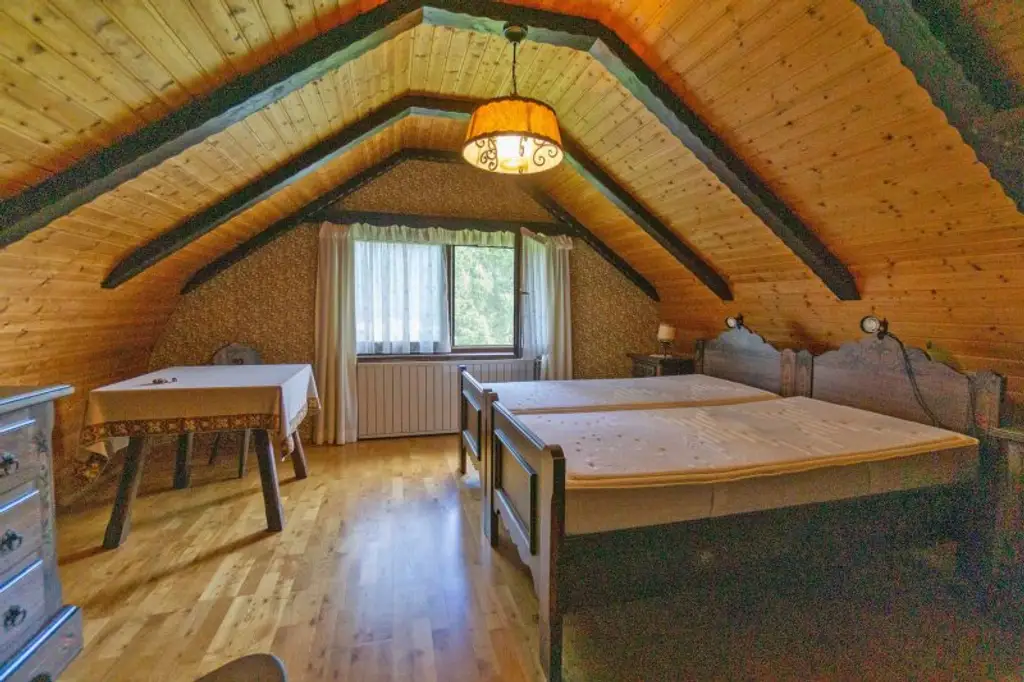 Idyllisches Landhaus in Wohnsiedlung am Waldesrand mitten im Triestingtal, südliches Bergland vor Wien