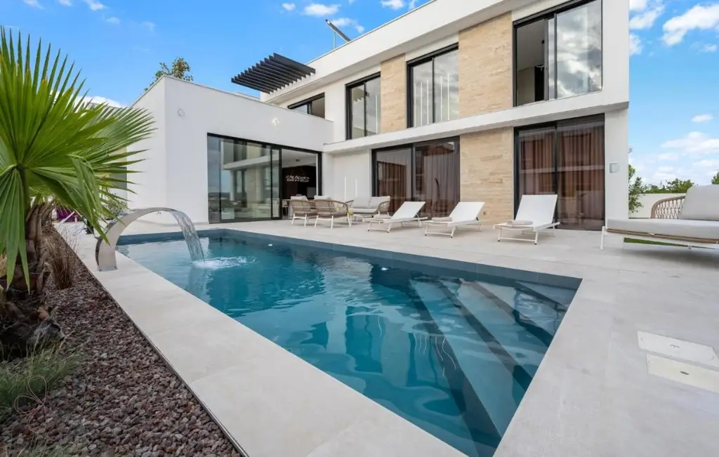 Elegante Villa in Tribunj – Mediterranes Leben mit Investitionswert