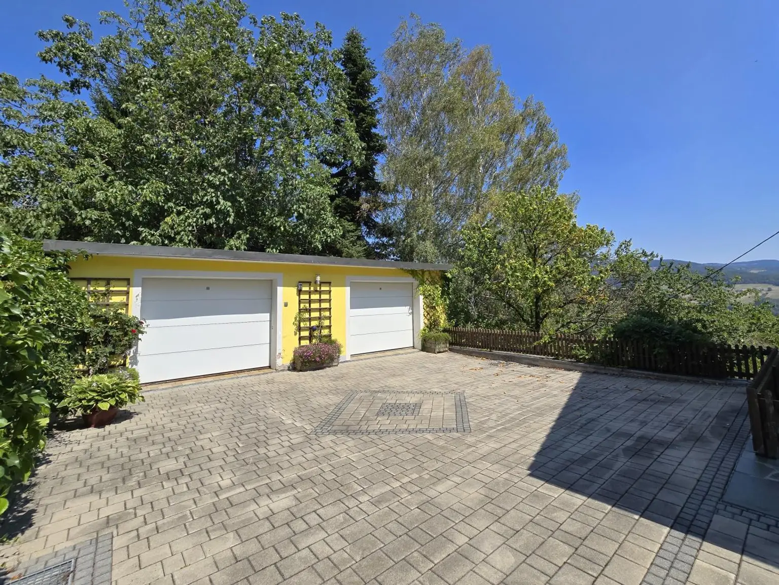 Garage mit Abstellplatz