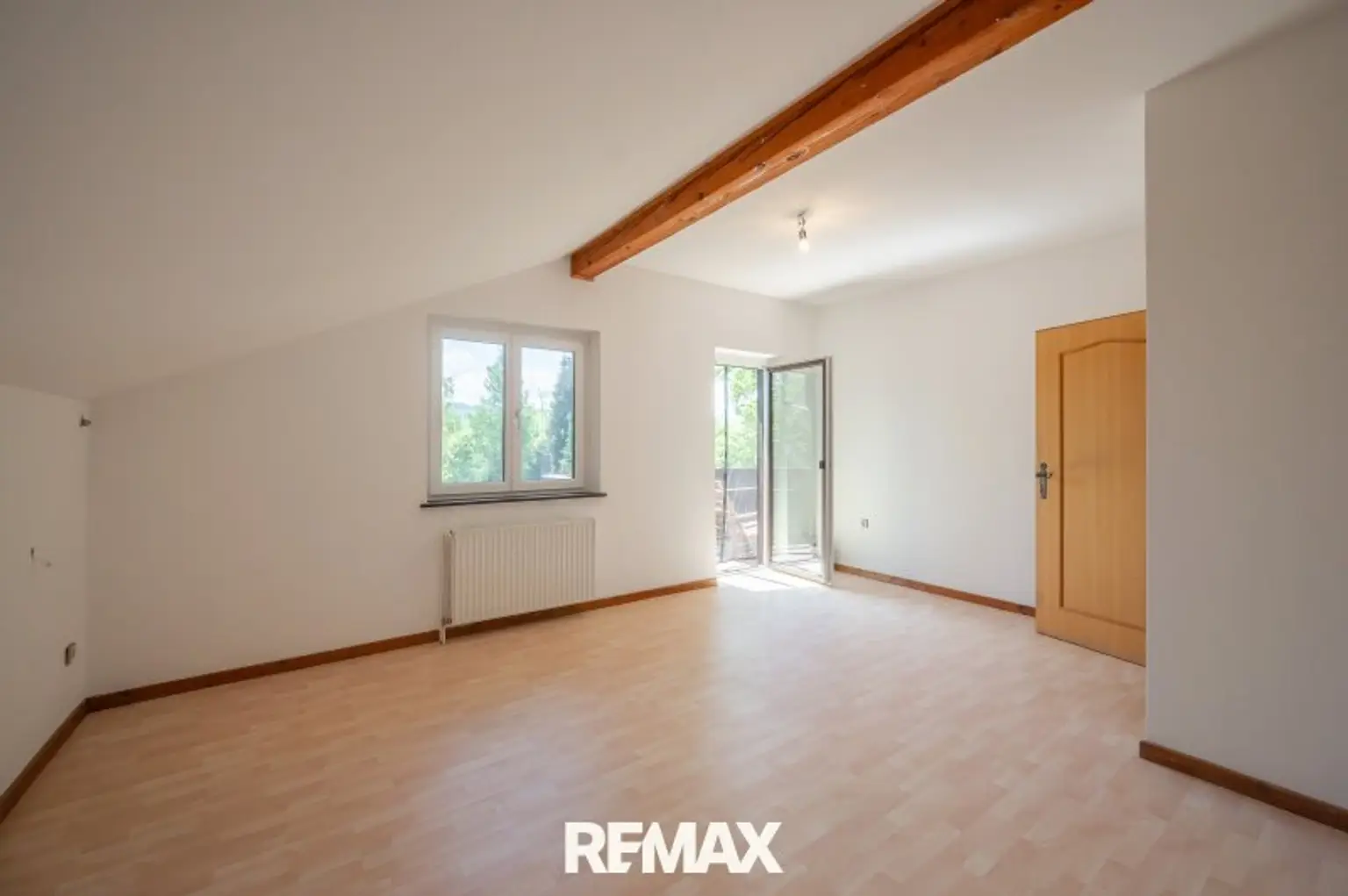 Obergeschoss: Zimmer 2 mit Ausgang auf Balkon