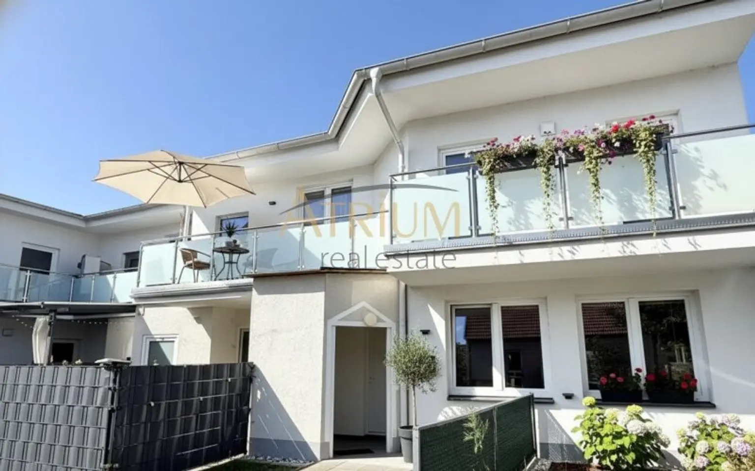 Eigentumswohnung mit knapp 90m² Wohnfläche und sonnigem Balkon - Idyllische Seitengasse in Bahnhofsnähe.