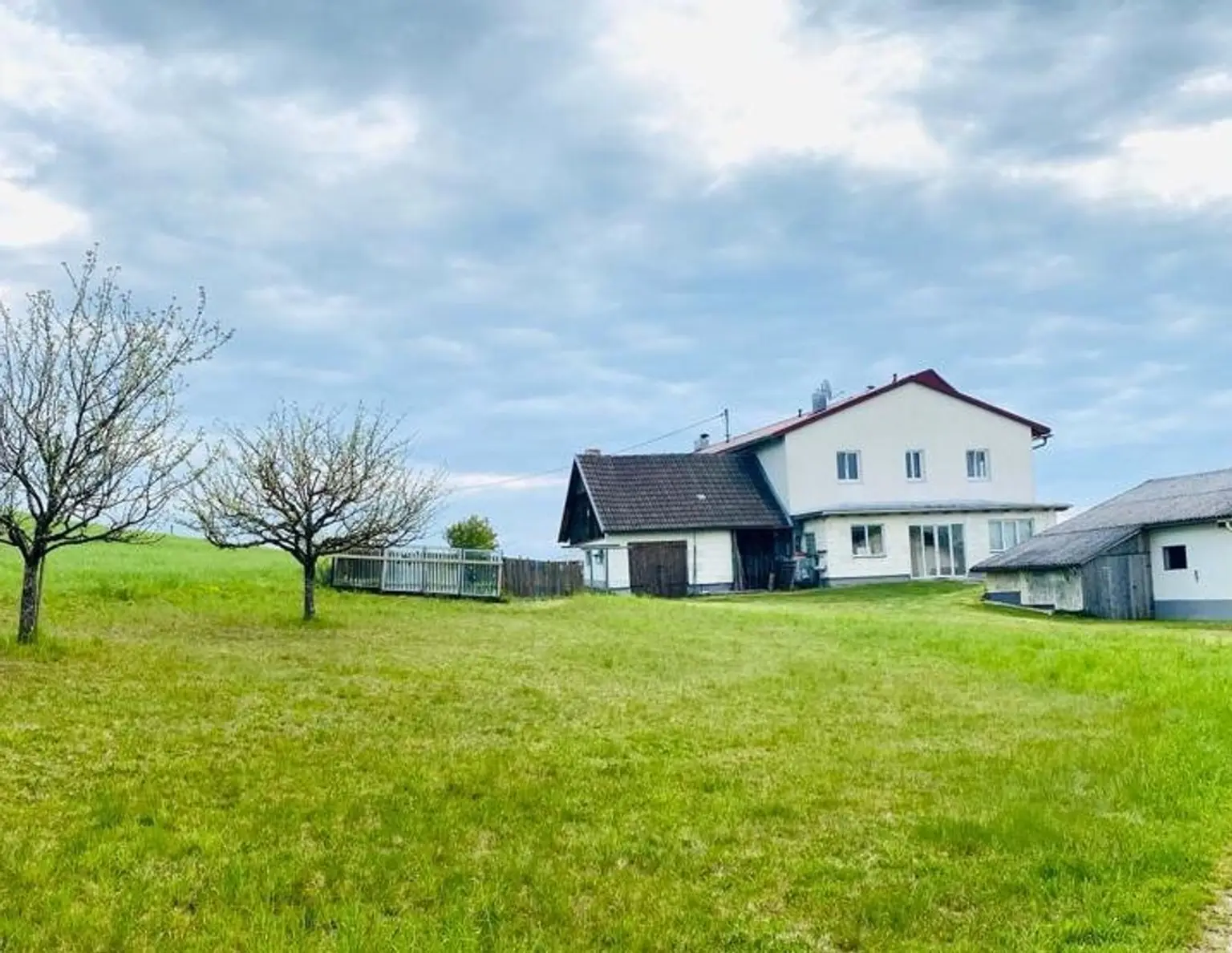 Bestandsfreies Renditeobjekt in Aich: Zinshaus mit 20 Zimmern für 400.000 € - Ihre Investition!