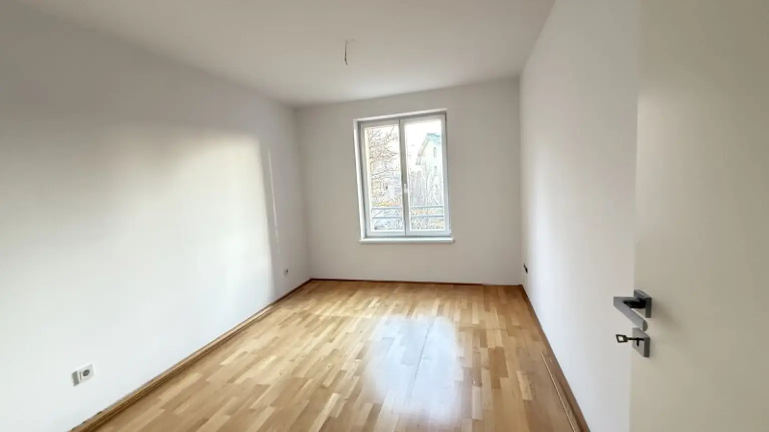 Nahe Schönbrunn: 2-Zimmer-Wohnung mit Balkon und Wintergarten, sowie ein opt. Stellplatz!