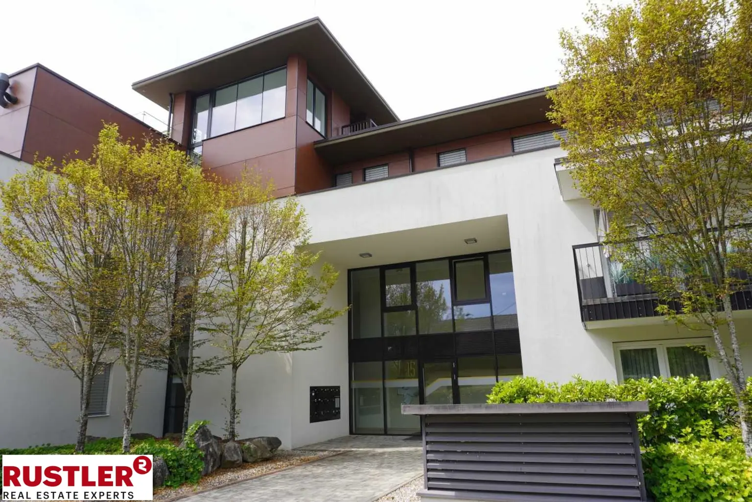Exklusive Eigentumswohnung am See mit Privatstrand