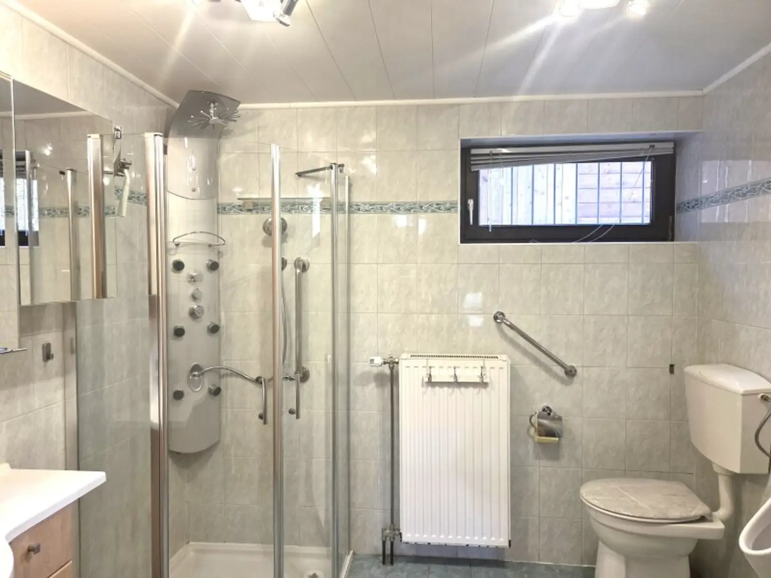 Tageslichtbad 2 mit Dusche + WC