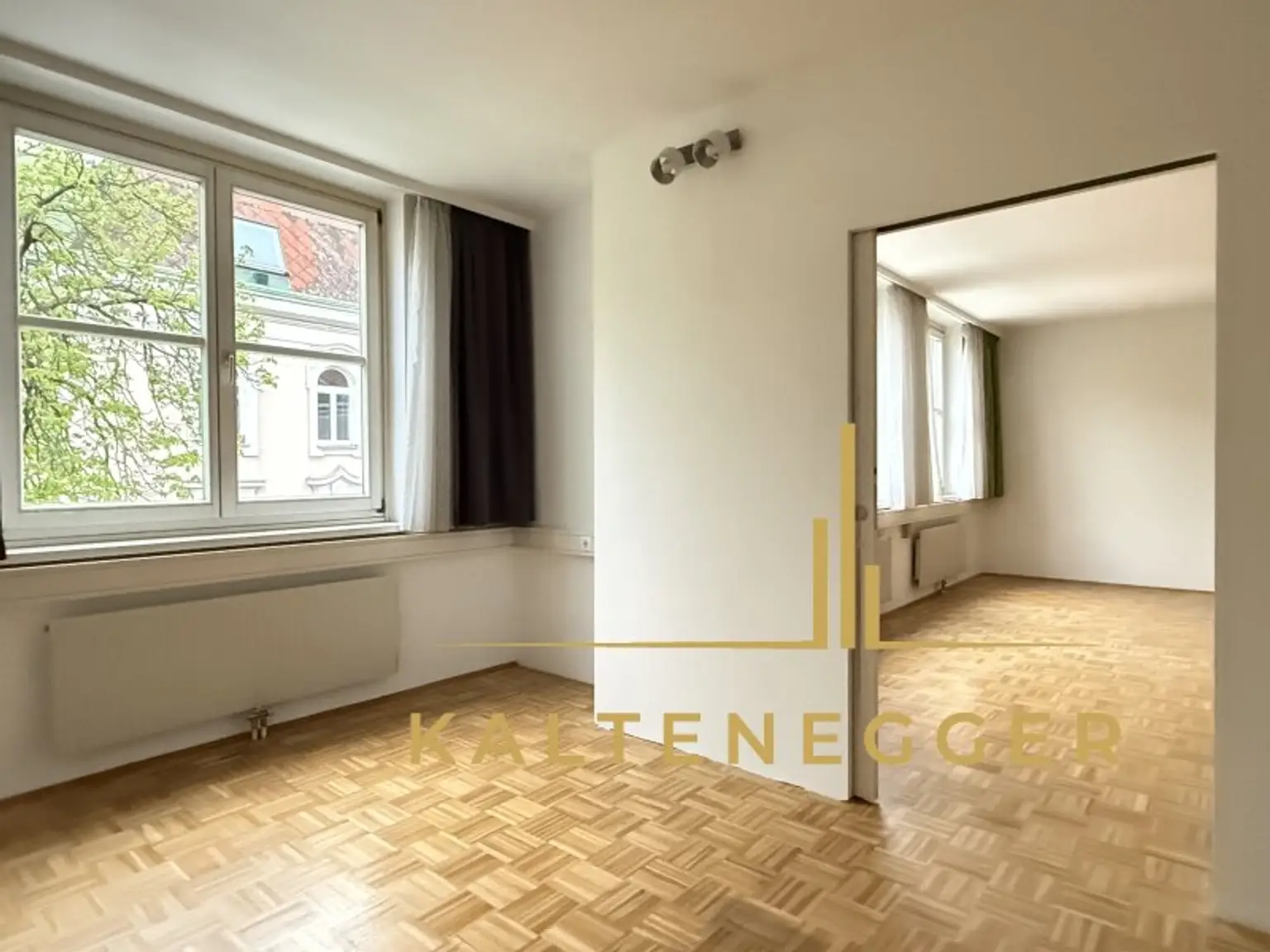 Schlafzimmer mit Schiebetüre zum Wohnbereich