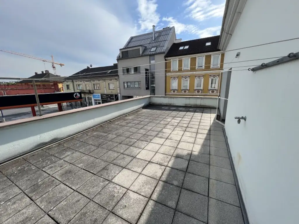 Attraktive Büro/Praxis in Wels: 7 Zimmer, Terrasse, Garage & Stellplätze! Ideal für Profis!