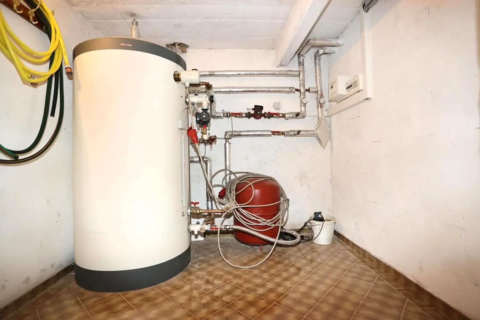 Ein-/Zwei- oder Mehrfamilienhaus zum Innenrenovieren auf 1.343 m² Grund mit Garage und Abstellplätze