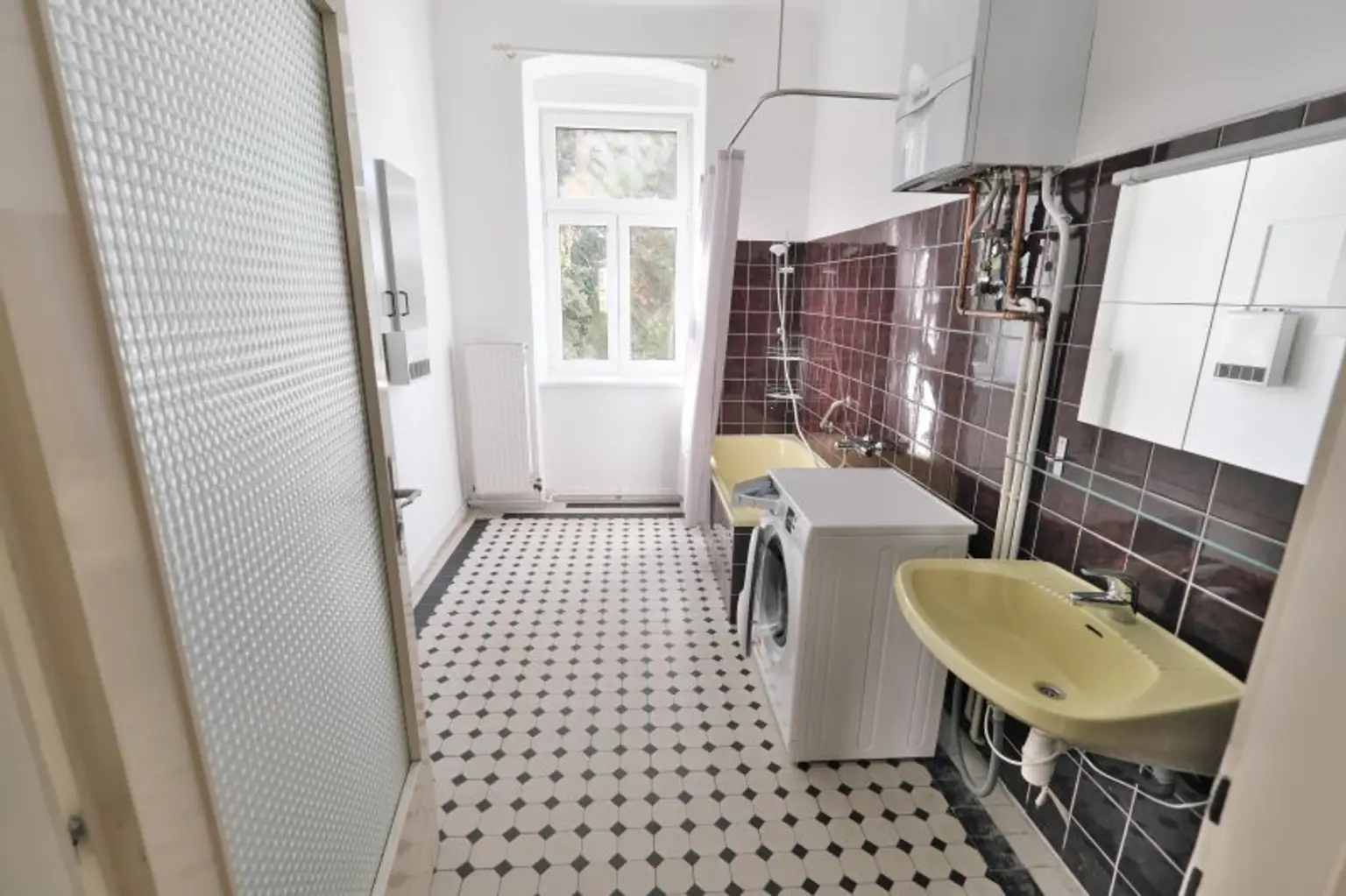 Antonigasse UNBEFRISTETE 2 Zimmer-Wohnung mit KFZ-Stellplatz im Haus