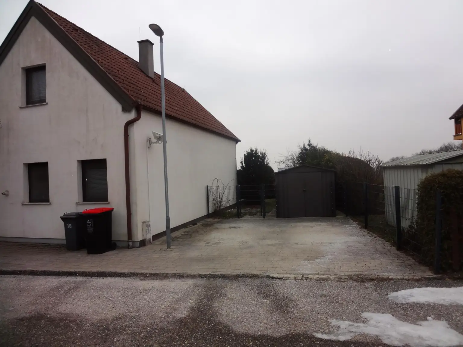 2 Stellplätze rechts neben dem Haus auf Eigengrund