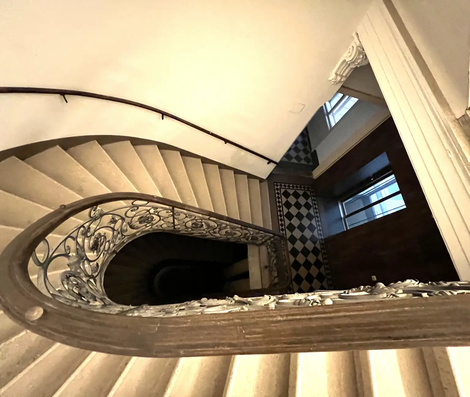 UNBEFRISTET: Generalsanierte 5-Zimmer-Altbauwohnung mit kleinem Balkon in der Innenstadt