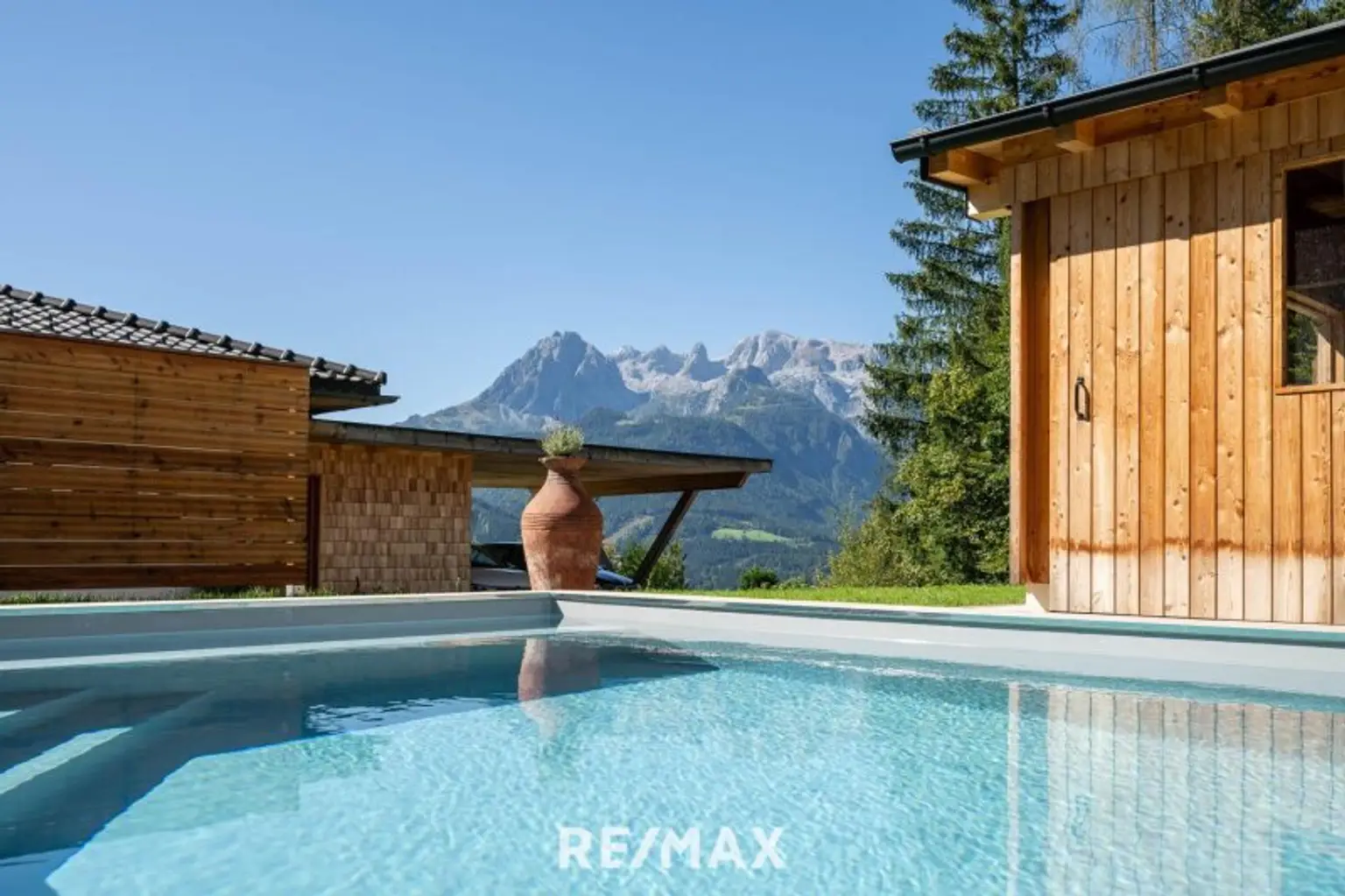 Pool mit Bergblick