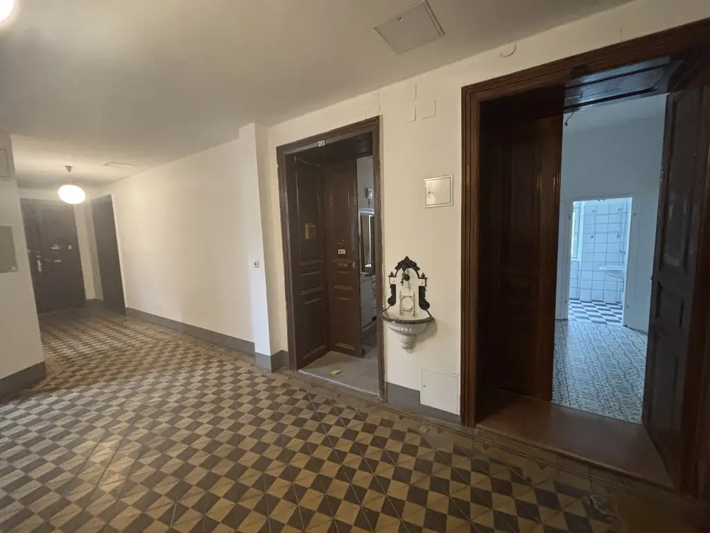 Sanierungsbedürftige 4 Zimmer Altbauwohnung mit viel Potential in zentraler Döblinger Lage - Billrothstrasse !