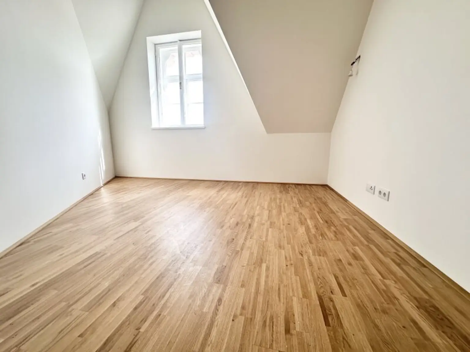 TOP Sanierte Wohnung im Dachgeschoss - Mit Schlossbergaussicht