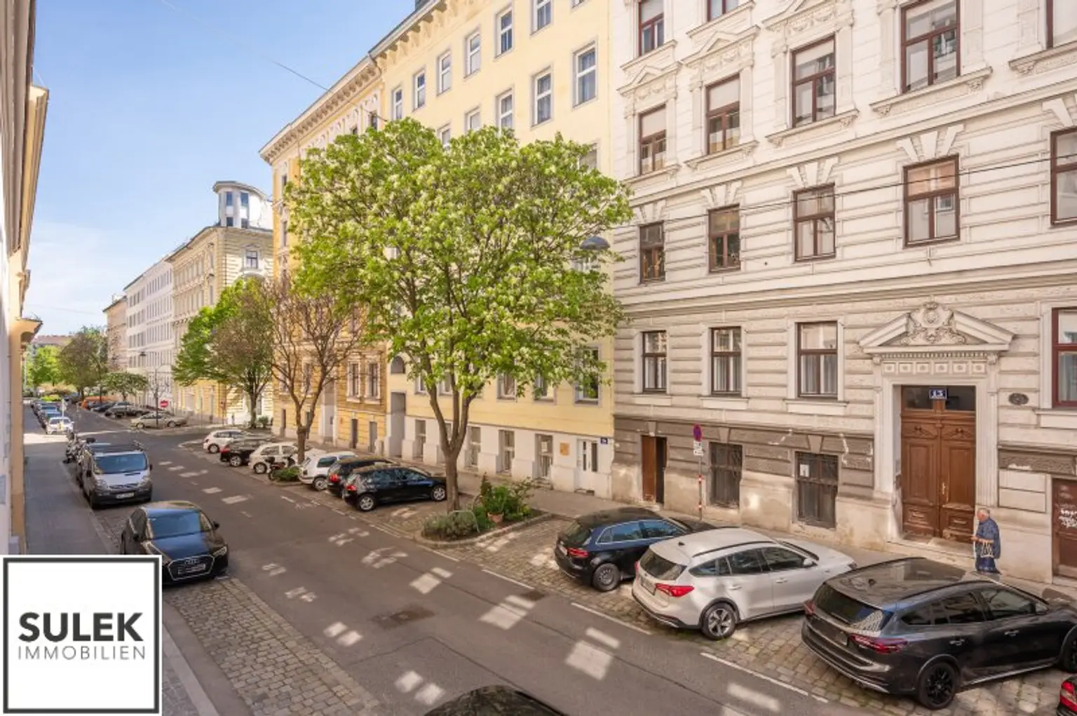 ab 1.11.2025: möblierte 2-Zimmer-Altbau-Wohnung (furnited one bedroom apartment) in zentraler & ruhiger Lage