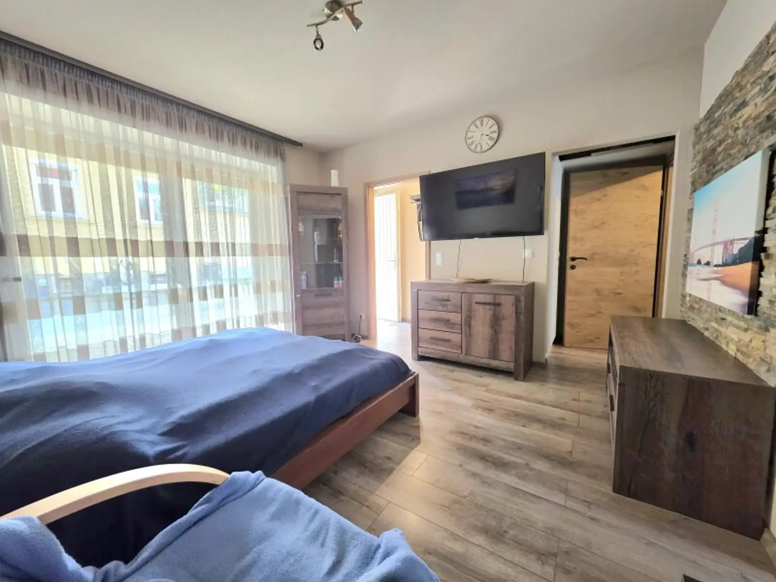 Wohn- und Schlafzimmer