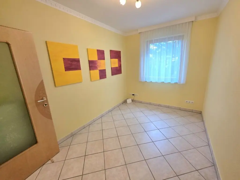 Ruhiges Familienhaus mit Ausbau-Möglichkeit!