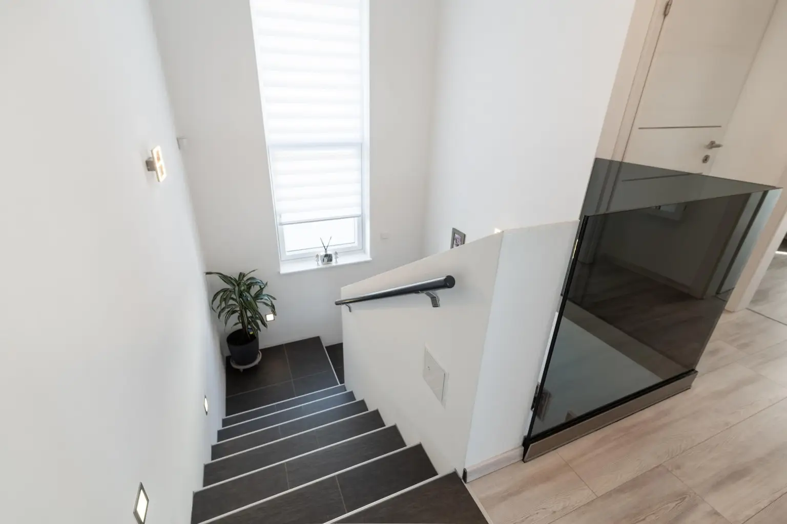 24 Stiegenabgang von OG