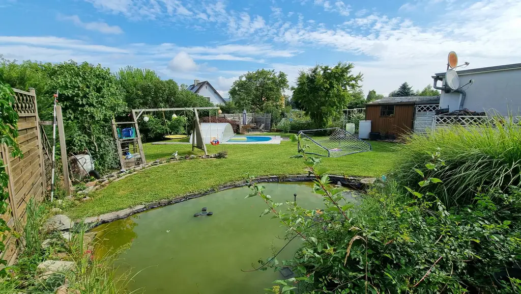 Einfamilienhaus mit Pool und großem Garten in verkehrsgünstiger Lage