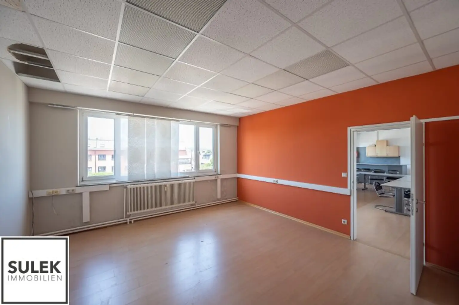 Grundstück mit vier Baukörpern - Büro-, Geschäfts- und Gewerbegebäude inkl. Parkplätzen in Vösendorf