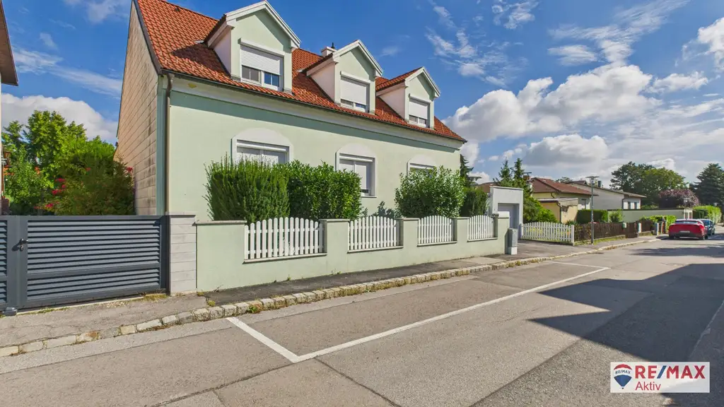 Großzügiges Ein- bzw. Zweifamilienhaus mit großem Garten und Garage