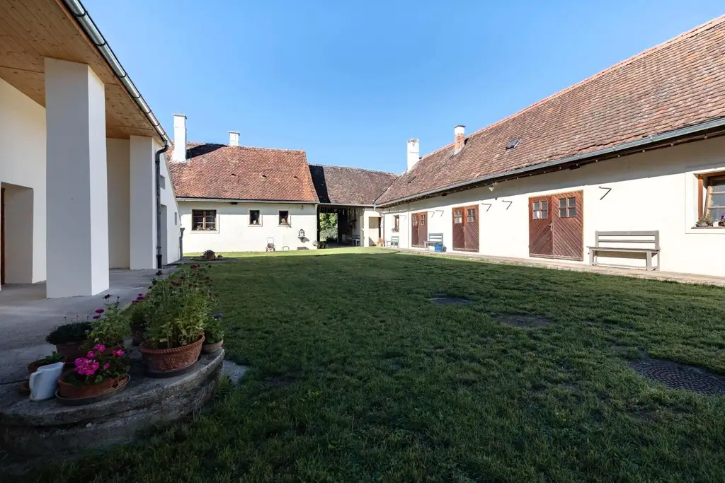“Zauberhafter Dreikanthof mit großem Gartenparadies bei Tulln“