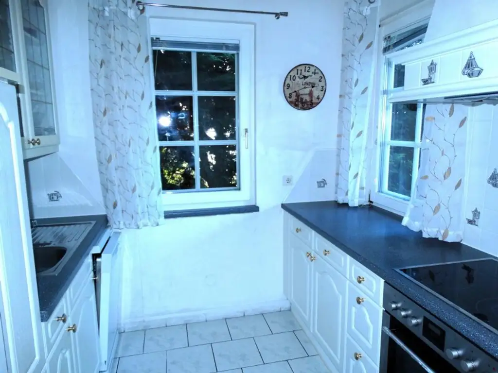 BUNGALOW INMITTEN DER VEGETATION IN RUHELAGE