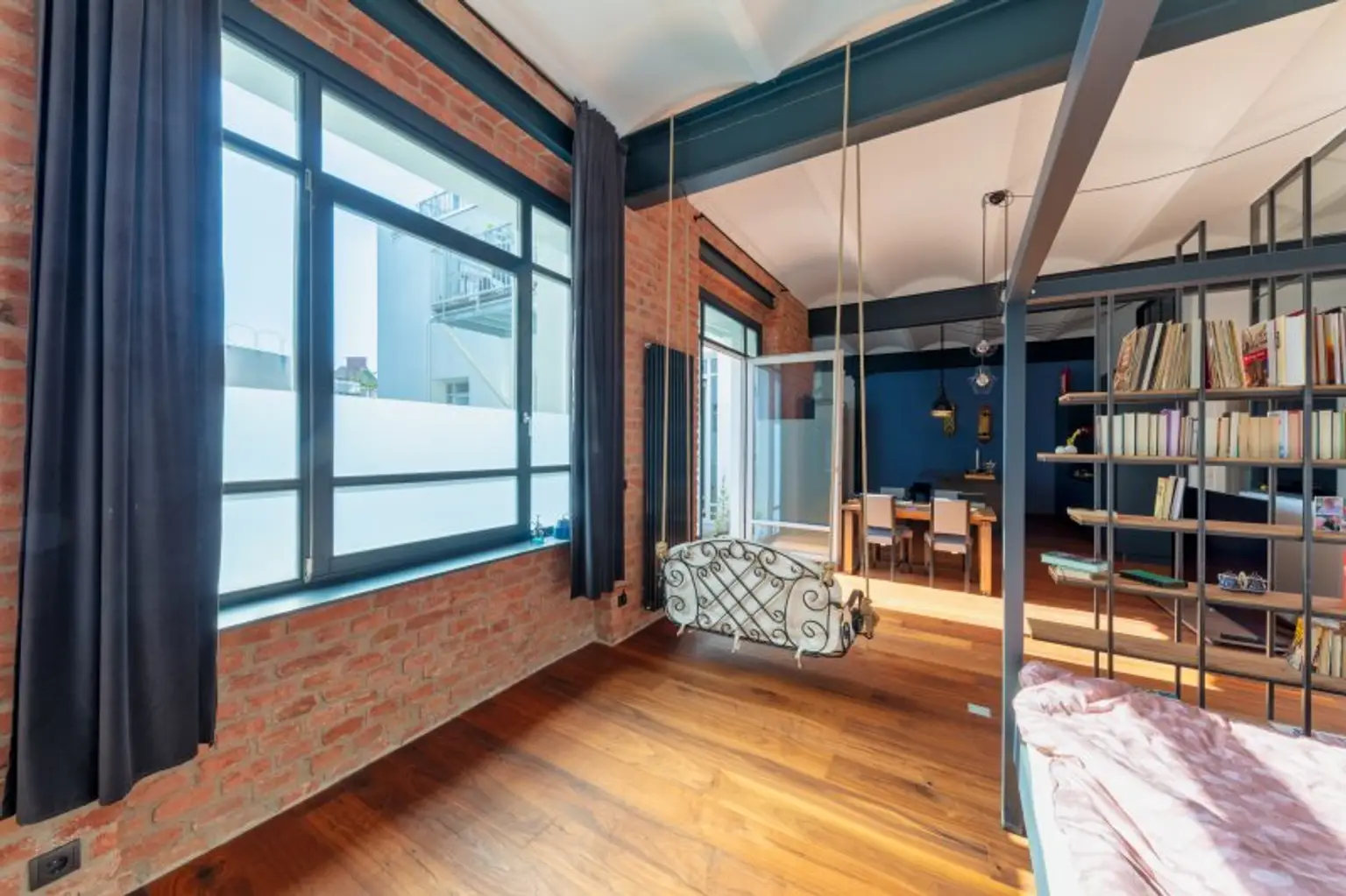 Stilvolle Loft-Wohnung mit Westbalkon & Premiumausstattung in historischem Fabriksgebäude