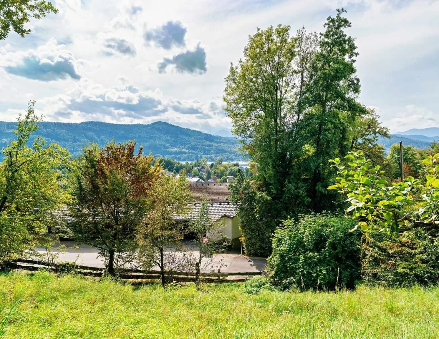 Sonniges Hanggrundstück mit Südausrichtung und Ausblick auf Berge und See