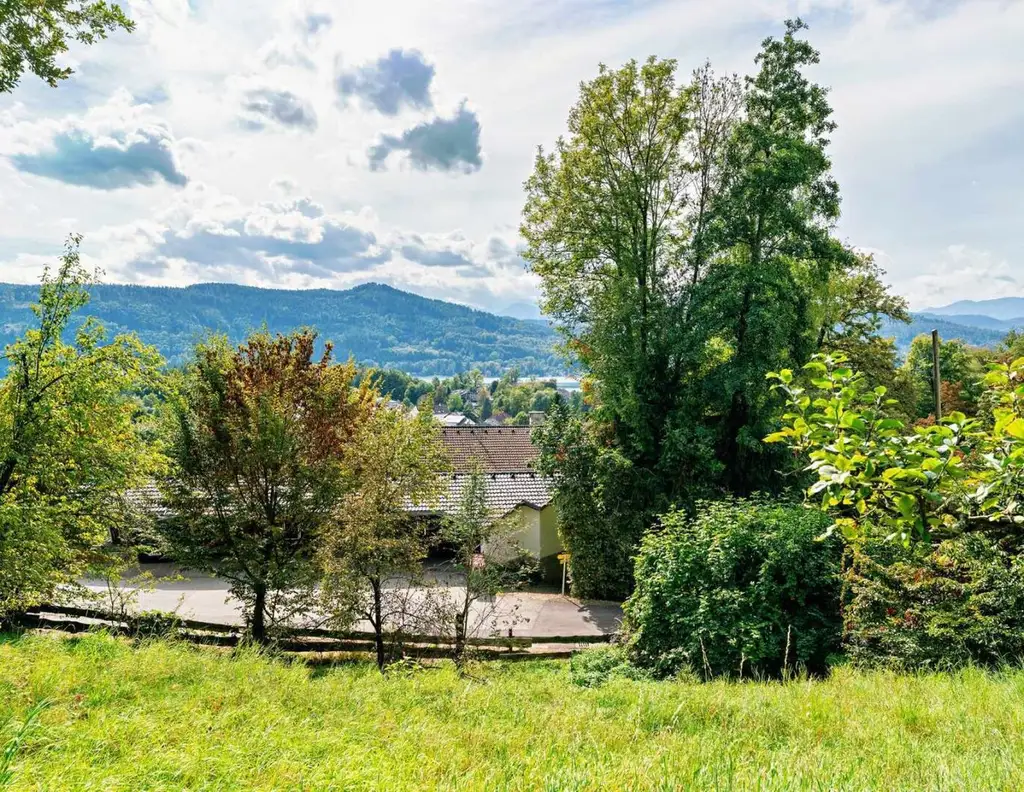 Sonniges Hanggrundstück mit Südausrichtung und Ausblick auf Berge und See