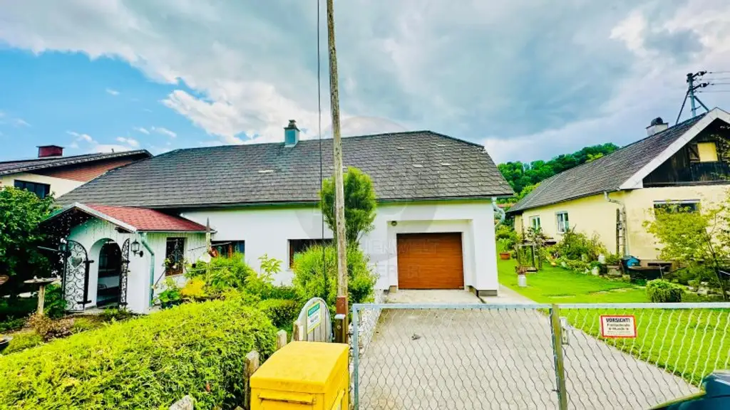 Zwei schöne Bungalows mit großem Garten
