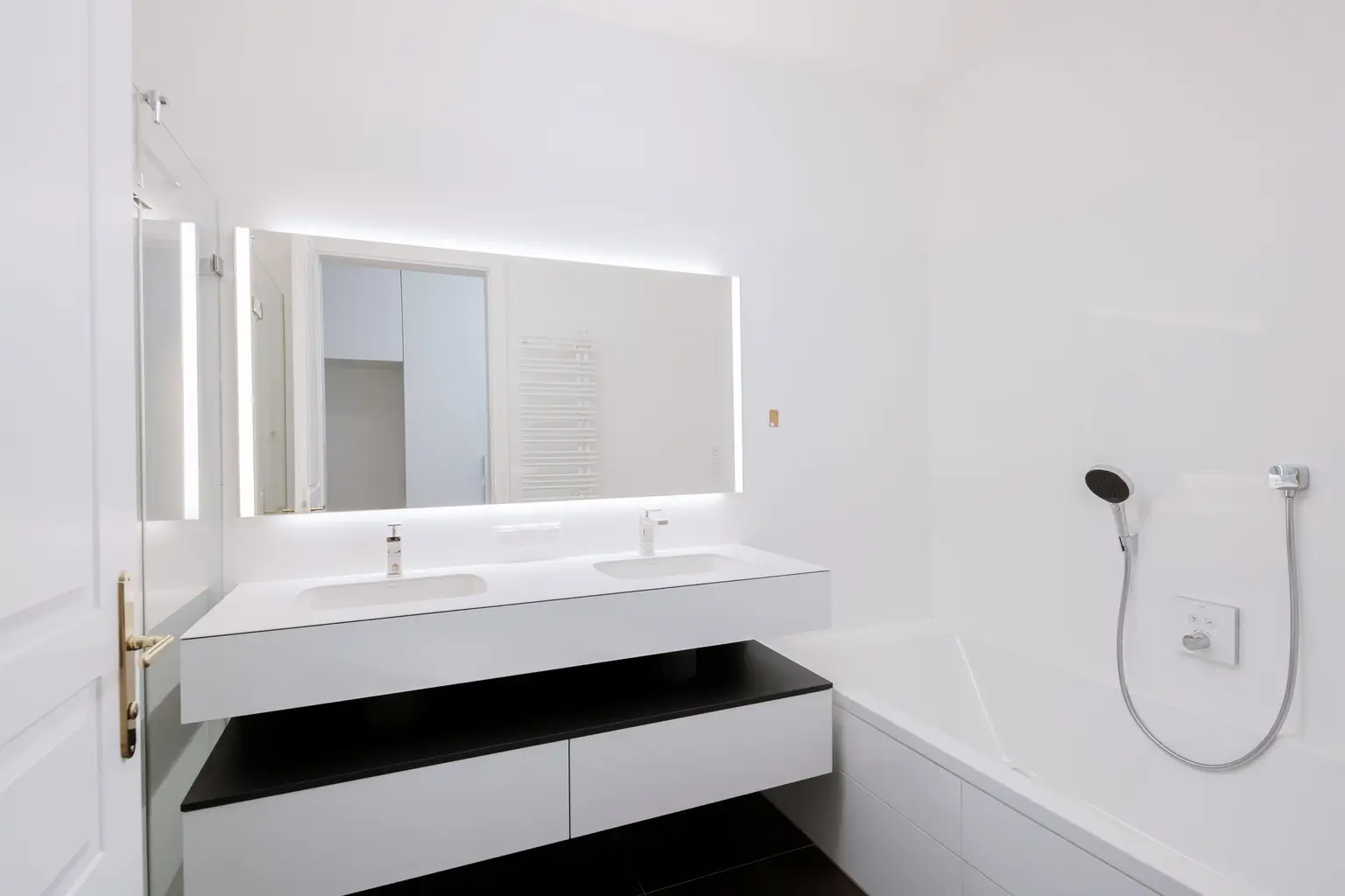 Wunderschöne Stil-Altbau Wohnung 106m² 3.Liftstock  in Toplage 1070 Wien !