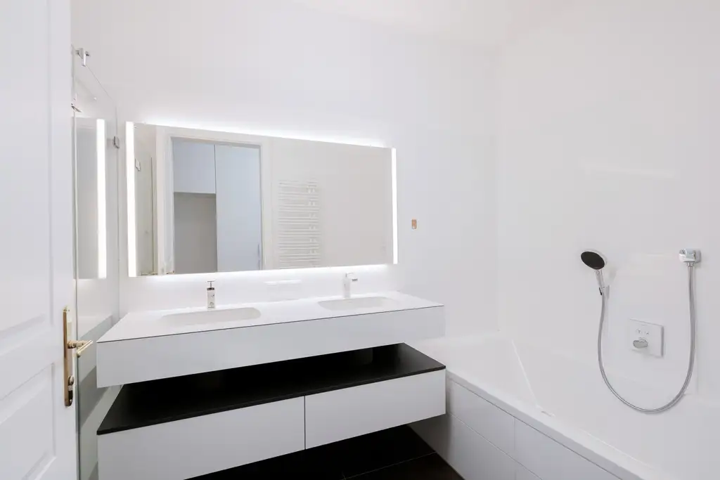 Wunderschöne Stil-Altbau Wohnung 106m² 3.Liftstock  in Toplage 1070 Wien !