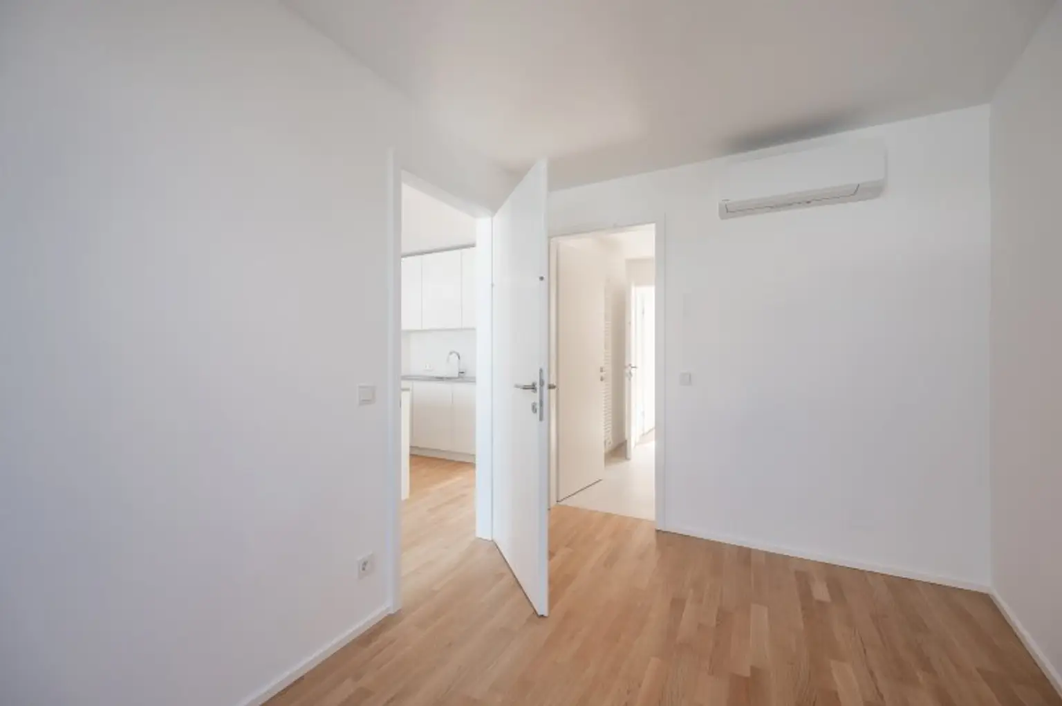 ++MOLLARD 50++ Outstanding 3-room apartment in a prime central location (1/28)