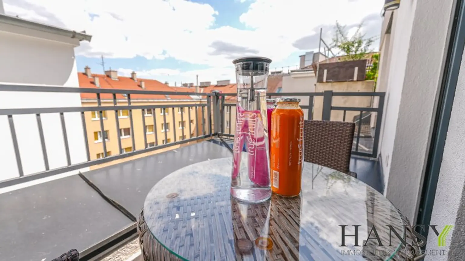 Charmantes vollmöbliertes Dachgeschoss-Studio mit Lift, Terrasse und Weitblick!