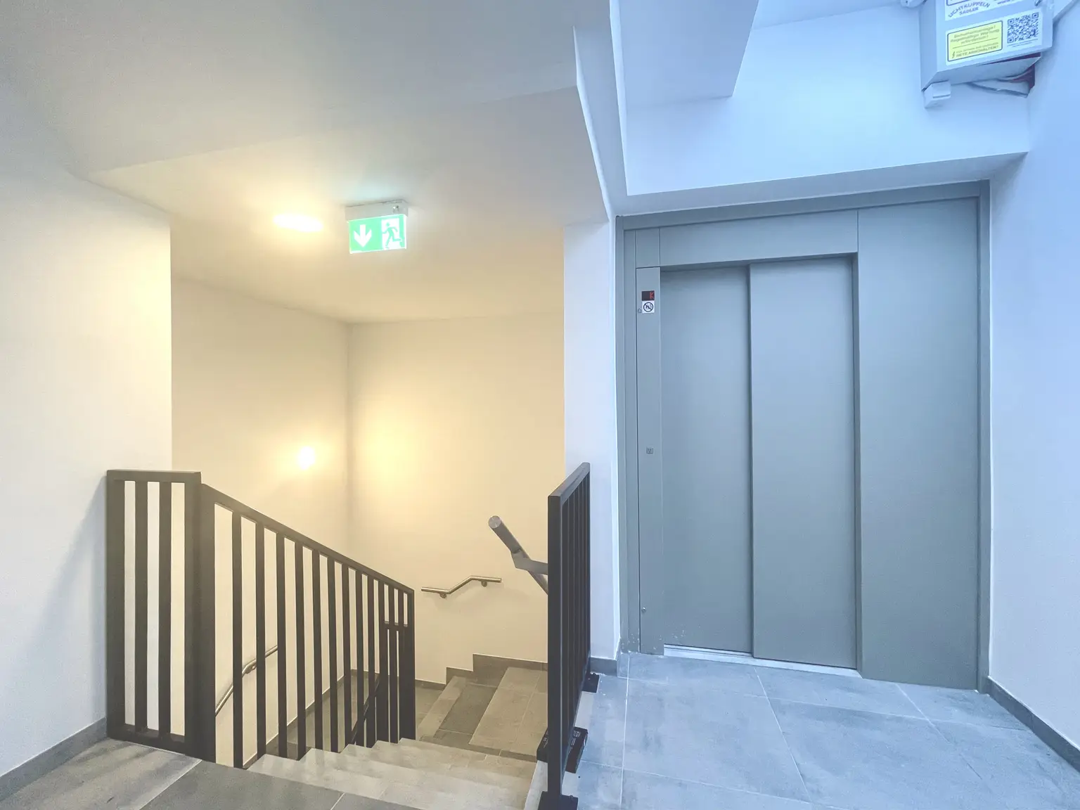 Stiegenhaus und Aufzug