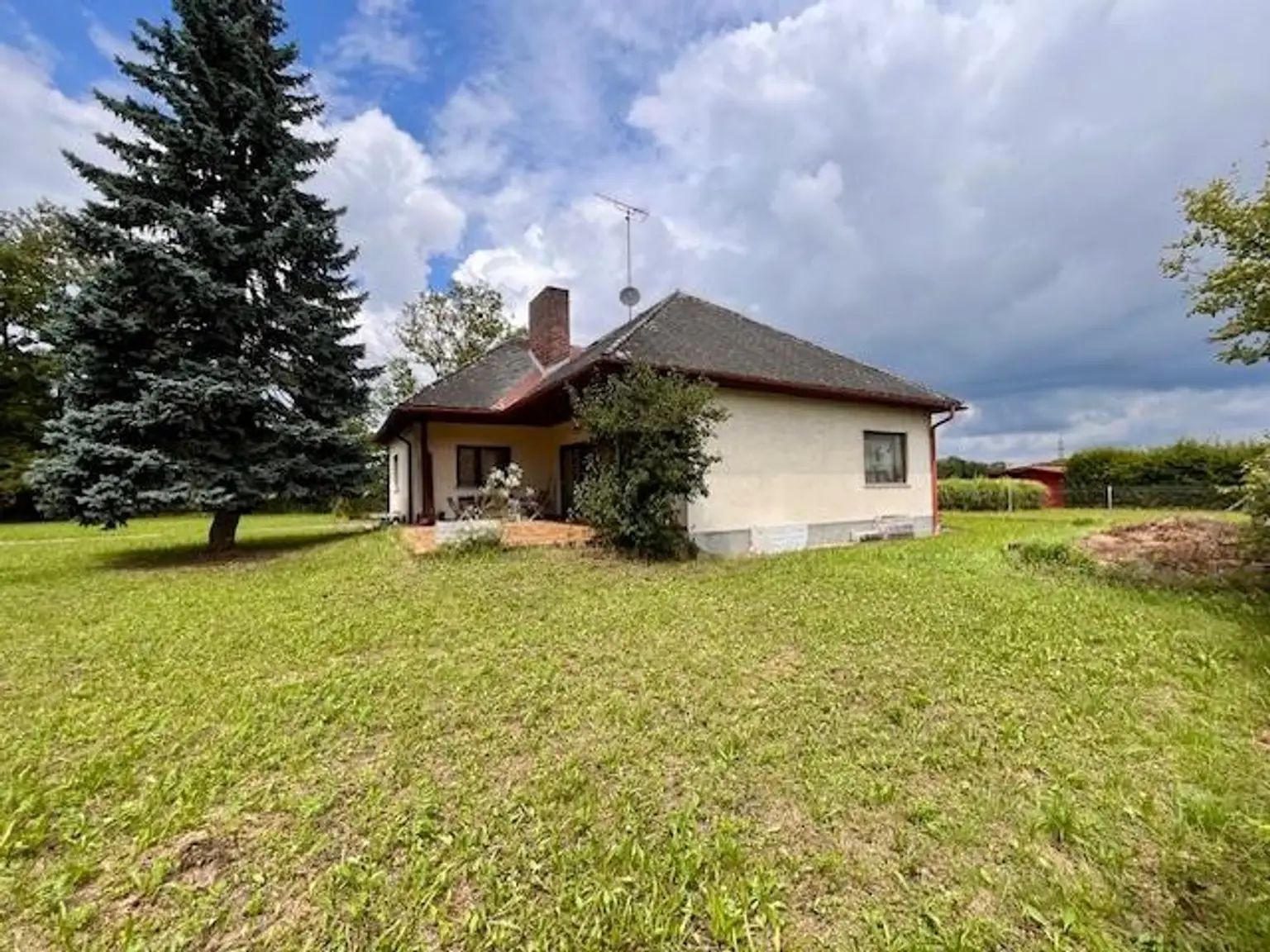 Ruhig gelegenes Baugrundstück mit Altbestand am Stadtrand von Wels zu verkaufen