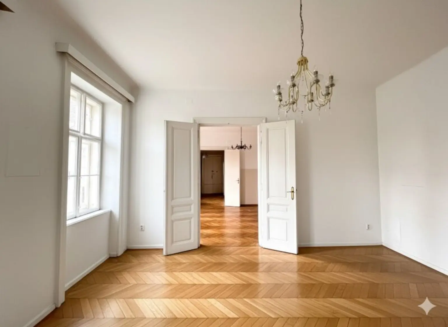 Altbau-Charme! 67 m² Wohnung beim Naschmarkt mit exklusiver Balkon-Möglichkeit in generalsaniertem Haus