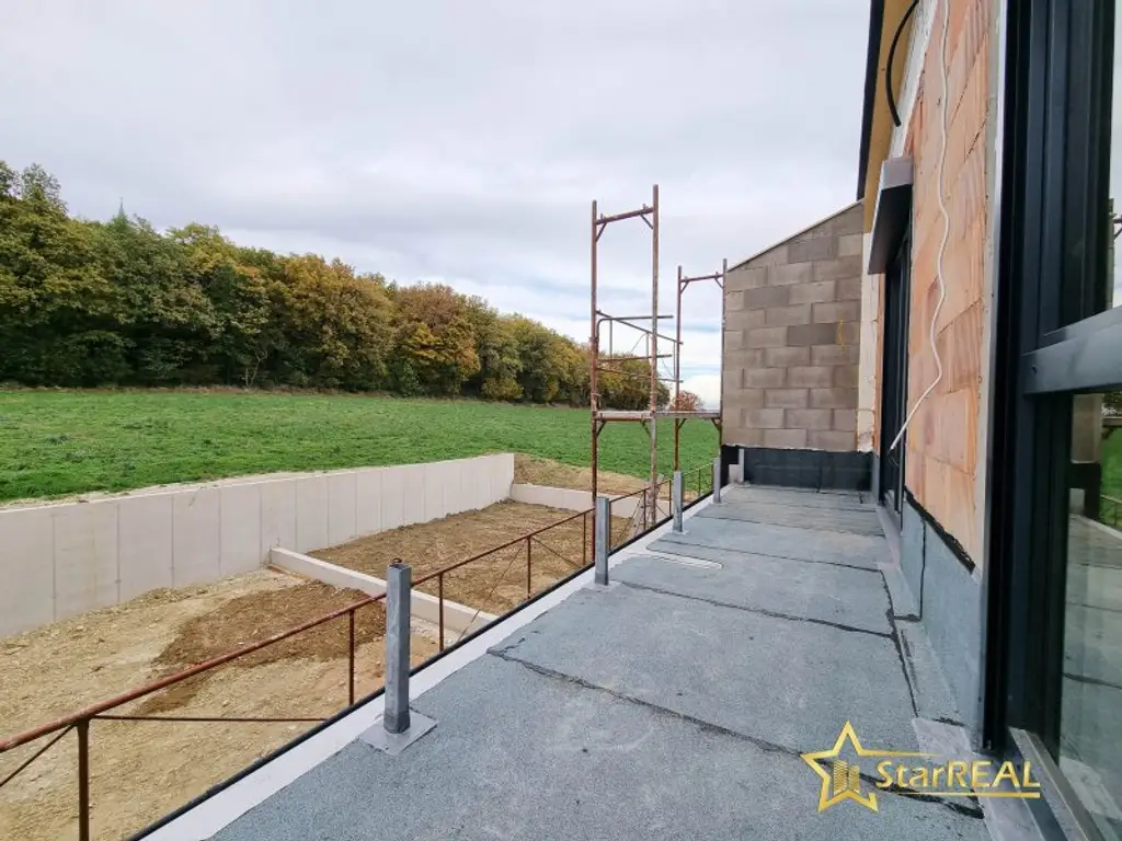 LETZTES HAUS VERFÜGBAR! IDEAL FÜR FAMILIEN! 5-ZIMMER-ZIEGELHAUS MIT UNVERBAUBAREN AUSBLICK. MIT KELLER, BALKON, TERRASSE, CARPORT UND GROSSEM GARTEN.