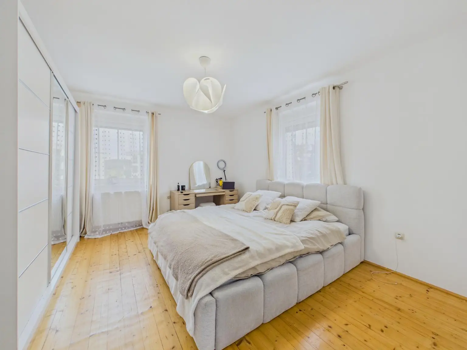 Schlafzimmer 1