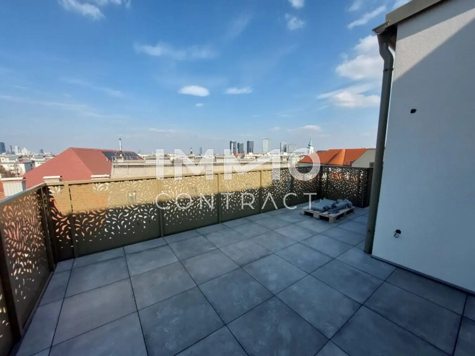 Außergewöhnliche Architektur im Neubau mit hohen Decken! Osterrasse + Westterrasse! Provisionsfrei