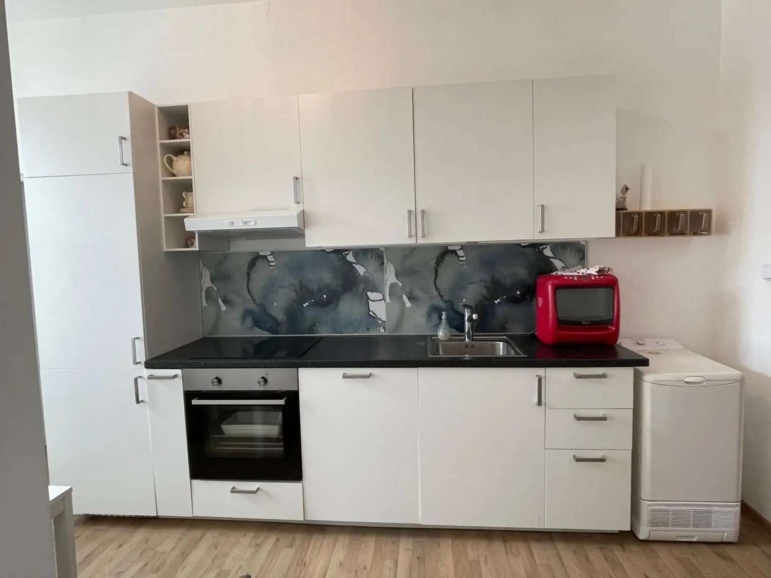 Wohnung mit Balkon und Abstellplatz, an der Hauptstrasse, 2 Zimmer + Küche