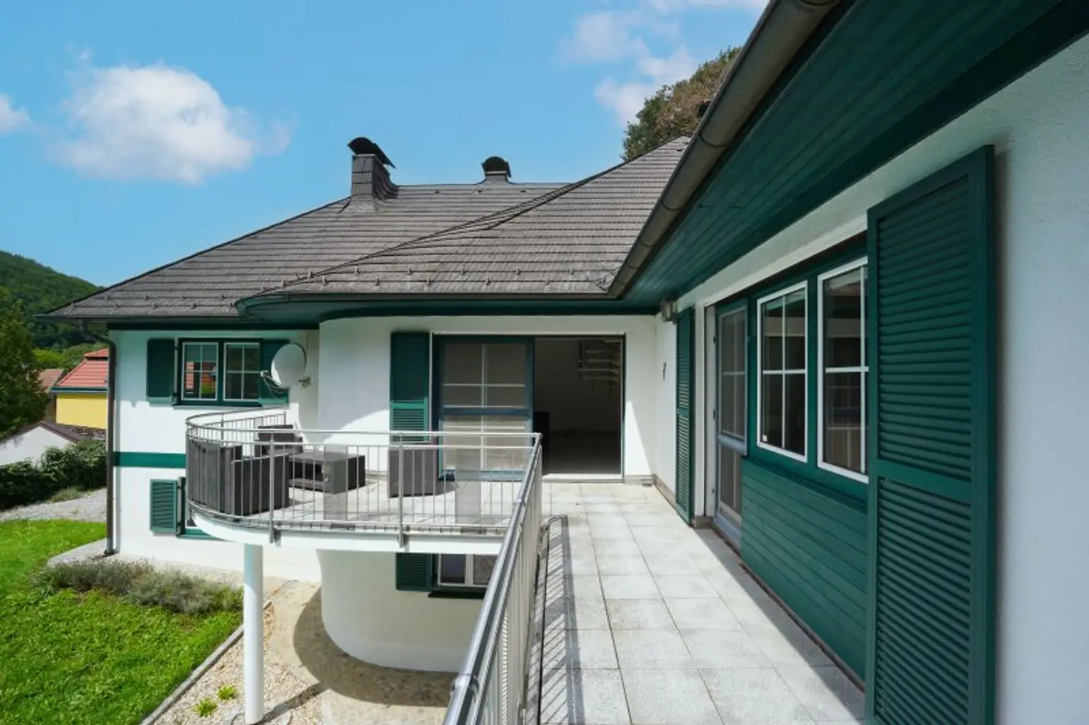 Repräsentative Villa mit Pool und Wellnessbereich in sonniger Waldrandruhelage